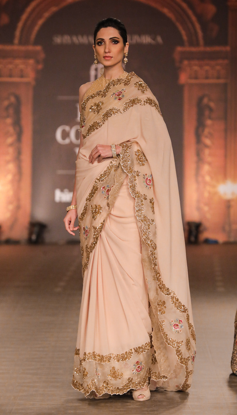 The gold arch border sari